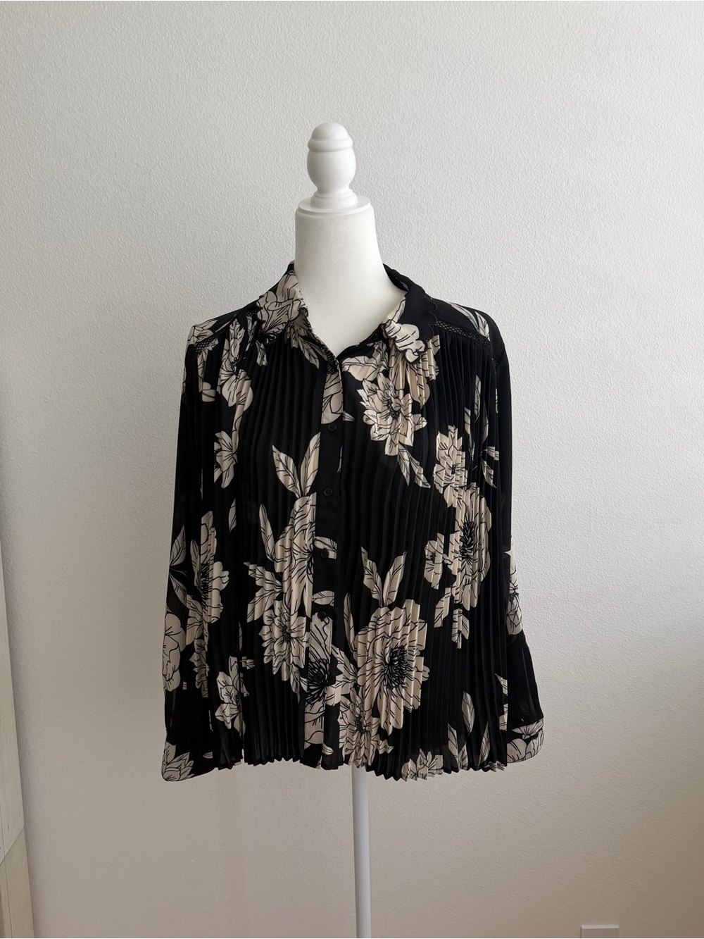Nanette Lepore Black & Cream Floral Pleated Scalloped Collar Blouse Top - M